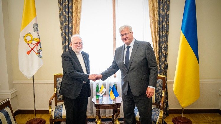  El arzobispo Gallagher con el ministro interino de Asuntos Exteriores de Ucrania, Andr&iacute; Sibiga