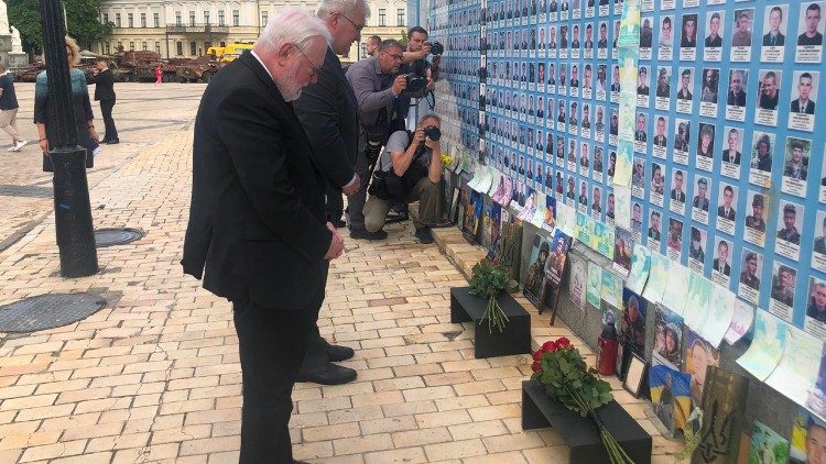 El arzobispo Gallagher en uno de los monumentos conmemorativos a las v&iacute;ctimas en Kyiv.