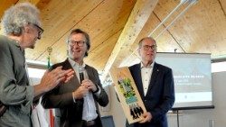 Gerhard Pross (a destra) vincitore della prima edizione del Premio "Tonadico città del Patto"