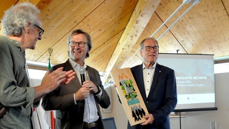Gerhard Pross (a destra) vincitore della prima edizione del Premio "Tonadico città del Patto"