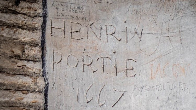 Mit einem Graffiti hat sich ein gewisser Henry im 17. Jahrhundert im Mausoleum verewigt.