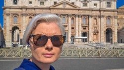 Sabrina Czarnetzki unter der römischen Sonne, vor dem Petersdom - Sonnenbrille ist in Rom Pflicht