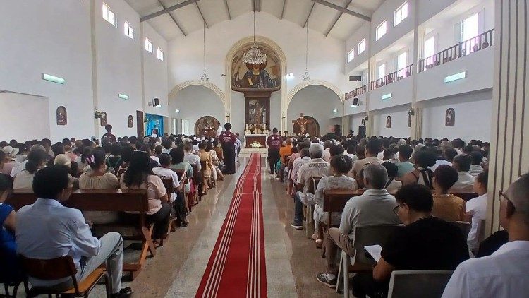 Igreja cheia para a celebra&ccedil;&atilde;o 