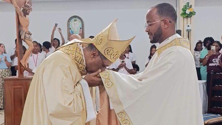 Dom Ildo Fortes beija as m&atilde;os do neo-sacerdote