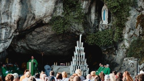 Oczekiwanie na Papieża w Lourdes