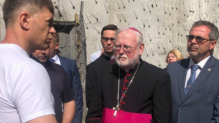 L'arcivescovo Gallagher visita uno dei quartieri bombardati a Kyiv nel maggio 2026