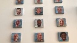 Des portraits de patients et personnels du centre de soins palliatifs accrochés dans le hall de la clinique Sainte-Élisabeth à Marseille.