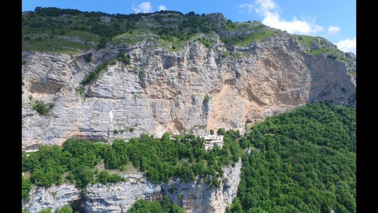 Una veduta del santuario e la parete rocciosa (&copy; 2026 Santuario della Santissima Trinit&agrave; di Vallepietra)