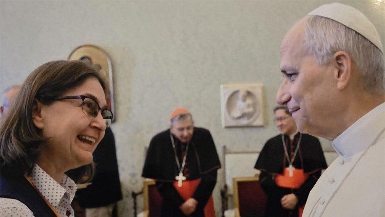 Ir. Elisabete Corazza, Mission&aacute;ria Paulina em Angola, num encontro com o Papa Le&atilde;o XIV.