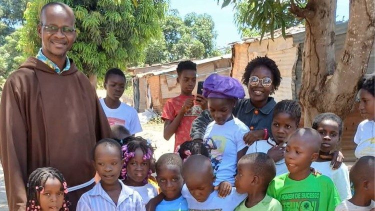 Frei Silva António, da ordem dos Frades Menores Capuchinhos em Angola, com a sua Comunidade
