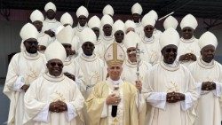 Papa Leão XIV com os Bispos da CEAST durante a Viagem Apostólica em Angola