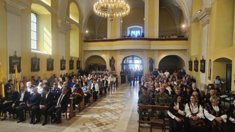 Vjernici u katedrali Navještenja BDM u Gospiću (Foto: GS biskupija)