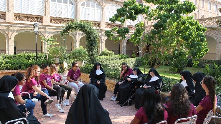 A Ir. Parra na forma&ccedil;&atilde;o das jovens que aspiram a vida religiosa