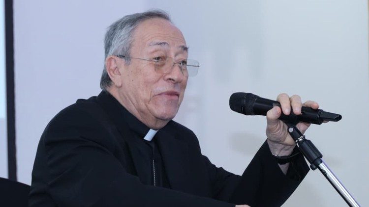 Un momento del cardenal exponiendo su ponencia