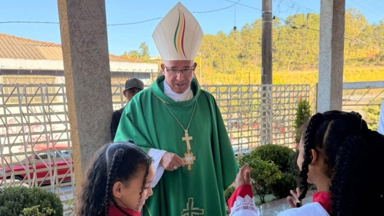 Dom Rui na Paróquia Santa Rosa de Lima, em Perus (ph. Congregação dos Padres Monfortinos)