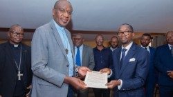 Arcebispo de Saurimo e Presidente da CEAST, Dom José Manuel Imbamba, e o presidente da Associação dos Antigos Seminaristas de Angola, Amor Sitongua
