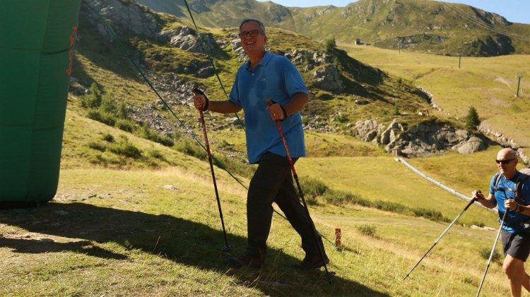 Monsignor Vigan&ograve; durante un'escursione in montagna