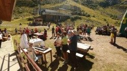 Una Messa celebrata da monsignor Dario Viganò nella zona di Gerola Alta