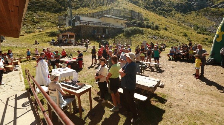 Una Messa celebrata da monsignor Dario Viganò nella zona di Gerola Alta