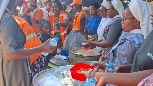 Mozambico, le suore missionarie soccorrono le vittime dell'alluvione a Xai-Xai