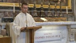 2026.07.23 Ks. Paweł Labuda przewodniczył dzisiejszej Mszy św. przy grobie św. Jana Pawła II i wygłosił homilię (© ks. Łukasz Bankowski)