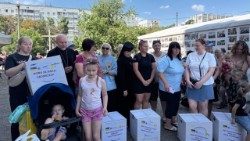 La ayuda distribuida por el Dicasterio para el Servicio de la Caridad, en presencia del obispo greco-católico Vasyl Tuchapets, exarca de Járkov.