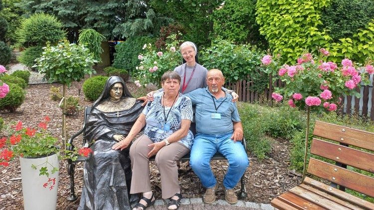 Dzisiaj coraz częściej młodzi zapominają o dziadkach i babciach
