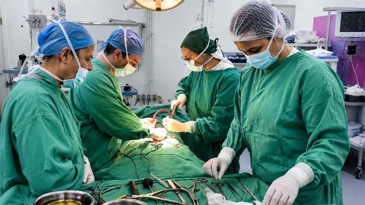 Suor Judita assiste durante un'intervento di neurochirurgia.