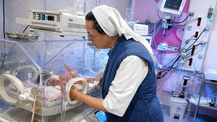 Visita ai pazienti pi&ugrave; piccoli del reparto neonatale. Fonte: archivio della suora