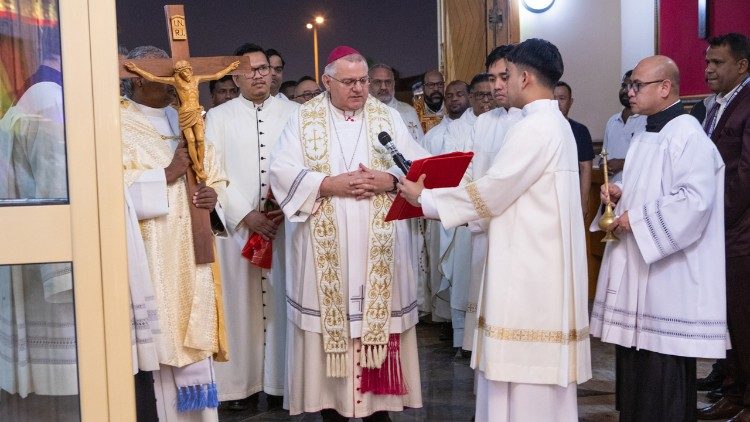 El vicario apostólico de Arabia del Norte visita la comunidad de Nuestra Señora del Rosario en Qatar (AVONA).