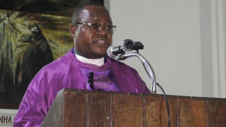 Padre Simone Adriano, na homilia da Missa de sufr&aacute;gio por Dom Os&oacute;rio C. Afonso, na S&egrave; Catedral de Nampula