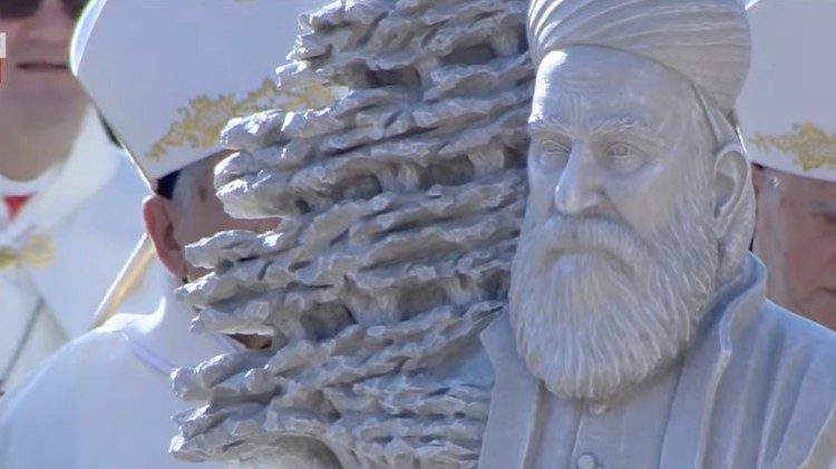 Il busto-reliquiario del nuovo beato portato all'altare