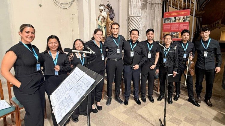 Nella chiesa di Sant'Agostino a Barcellona, Carmina e il coro "Sent la Creu" di cui &egrave; direttrice