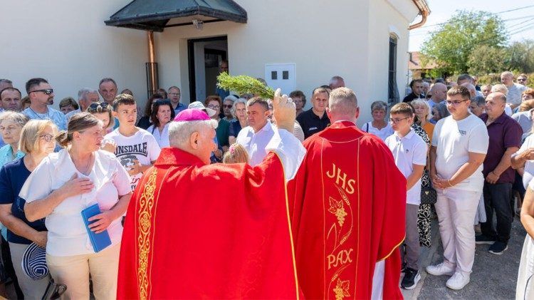 Biskup Vlado Košić blagoslovio obnovljenu kapelu sv. Ane u Mošćenici kod Petrinje (Foto: Stjepan Vego)