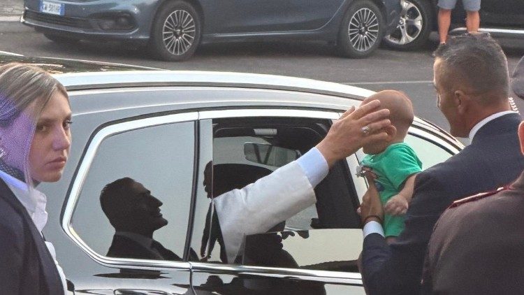Lev XIV. žehn&aacute; d&iacute;těti při v&yacute;jezdu z Castel Gandolfa, 27. 7. 2026