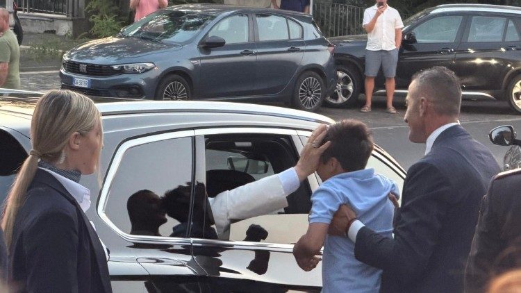 Il Papa benedice un bambino mentre lascia Castel Gandolfo