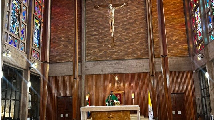 Padre Lawrence Ndlovu, Administrador da Catedral Cristo Rei, em Joanesburgo, durante uma celebra&ccedil;&atilde;o