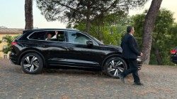 Papa Leone XIV mentre lascia in auto Castel Gandolfo