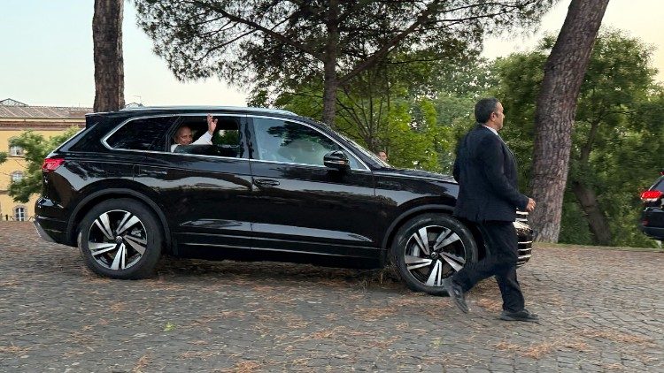 Papież wyjechał z Castel Gandolfo w poniedziałek 27 lipca o 20.34