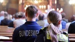 Kontrovers diskutiert wird ein Papier der beiden Kirchen in Deutschland zur Militärseelsorge: Bild: Katholische Militärseelsorge / Doreen Bierdel