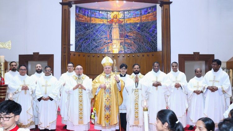 Il vescovo Berardi in visita alla chiesa del Sacro Cuore in Bahrein