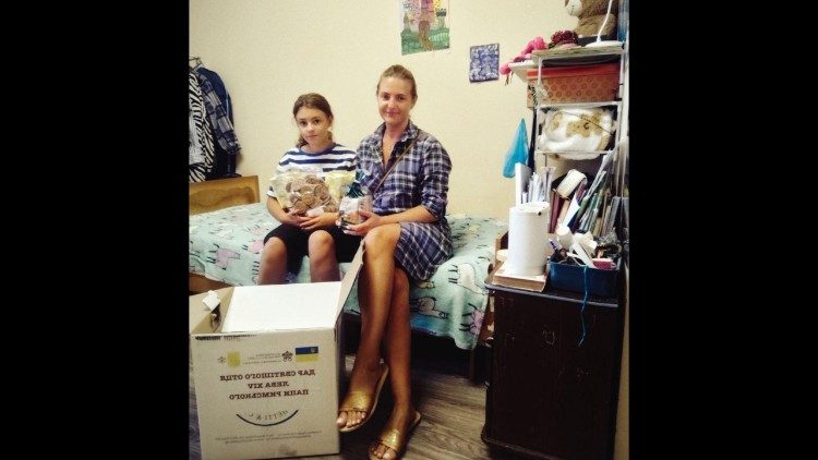  Una madre y su hija ucranianas reciben ayuda del Dicasterio al Servicio de la Caridad.