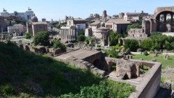 Rom: viel Antike, viel Bewegung in 2000 Jahren. Hier ein Blick in das Forum Romanum (mit zwei Kirchen).