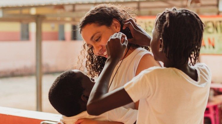 Nat&aacute;lia Balbys com algumas crian&ccedil;as da Casa de Acolhimento Bambaran, Guin&eacute;-Bissau