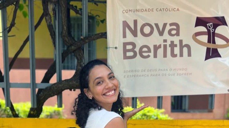 Natália Balbys diante da Casa Bambaran administrada pela Comunidade Católica Nova Berith 