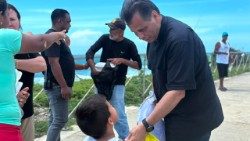 El padre Ricardo Guillén, vicario episcopal de pastoral de la Arquidiócesis de Caracas, en la actividad pastoral luego de los terremotos