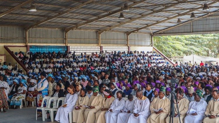 Milhares de fi&eacute;is participaram na Missa do Dia dos Movimentos Eclesiais, na Beira