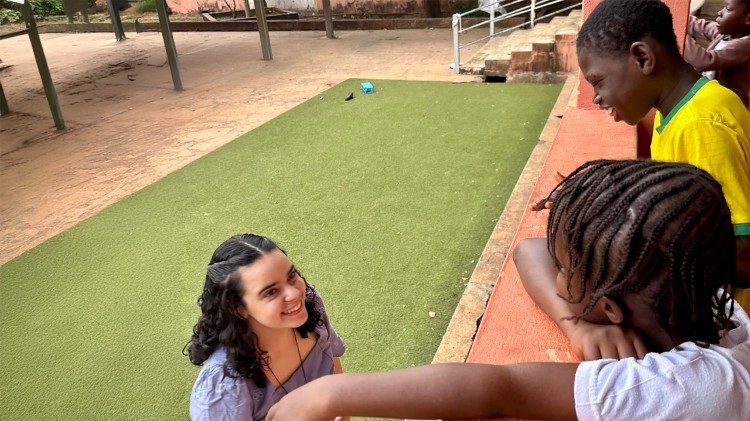 Luana Ribeiro com algumas crian&ccedil;as da Casa de Acolhimento Bambaran, Guin&eacute;-Bissau
