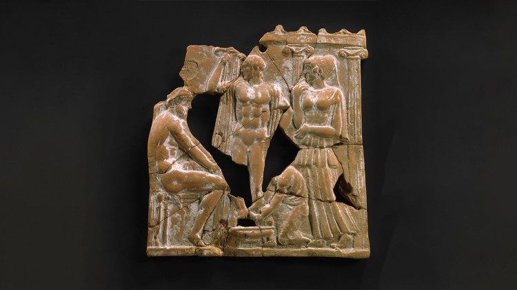 Lastra in terracotta proveniente da Milo, Il riconoscimento di Odisseo da parte di Euriclea alla presenza di Penelope e Telemaco, 450 a.C. ca, cm 19,7 x 18,6, Metropolitan Museum of Art di New York.