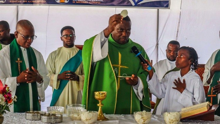 Padre Marcos Mubango, durante a Missa no Dia dos Movimentos Eclesiais